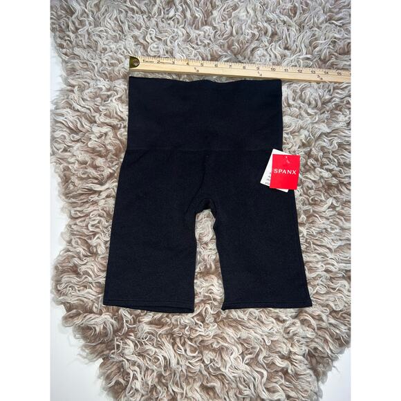Spanx women’s New black shorts - Picture 3 of 10